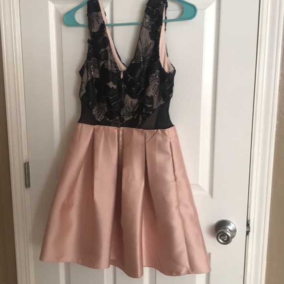 Very cute dress! Good for a fancy event! - Picture 3 of 3